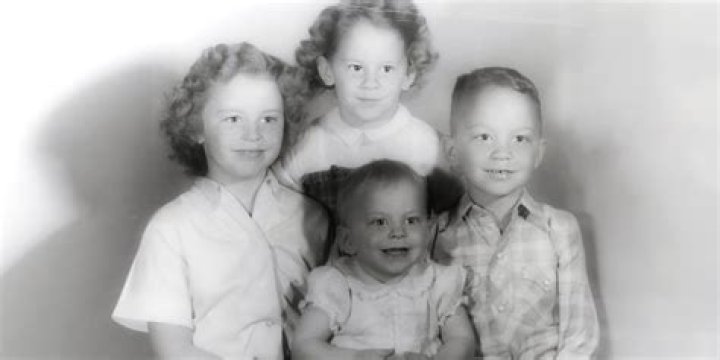 Know Her Siblings, Age & Bio